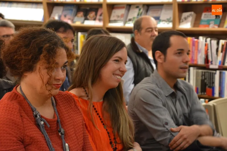Foto 4 - El libro de poemas Palabras me lleven, de Francisco Rub&eacute;n Sosa, sale a sociedad en la Librer&iacute;a...