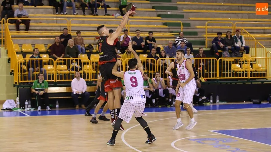Foto 2 - La Antigua no pierde la fe y logra un espectacular triunfo sobre la bocina (70-67)