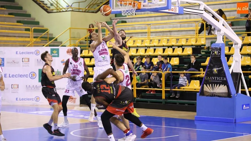 Varios jugadores de ambos equipos pugnan por un rebote. Fotos: Alberto Martín