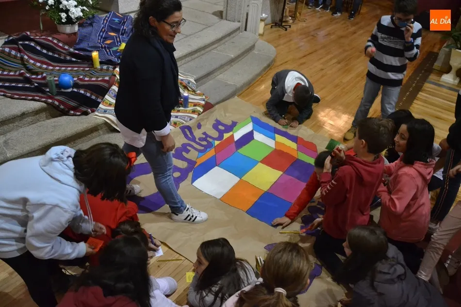 La Vigilia de la Luz del Domund diseña un nuevo mundo a partir de un cubo de Rubik gigante  