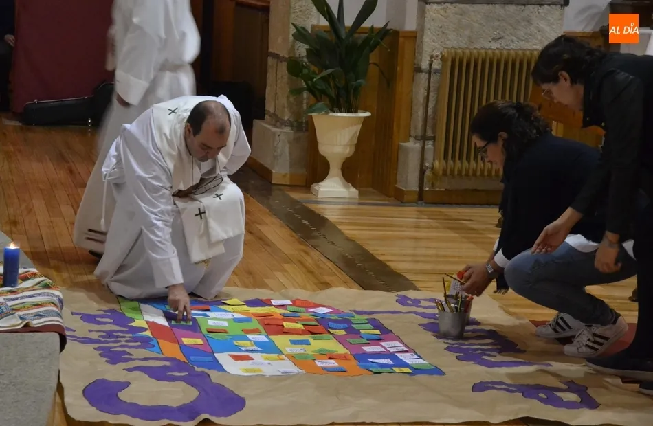 Foto 9 - La Vigilia de la Luz del Domund dise&ntilde;a un nuevo mundo a partir de un cubo de Rubik gigante  