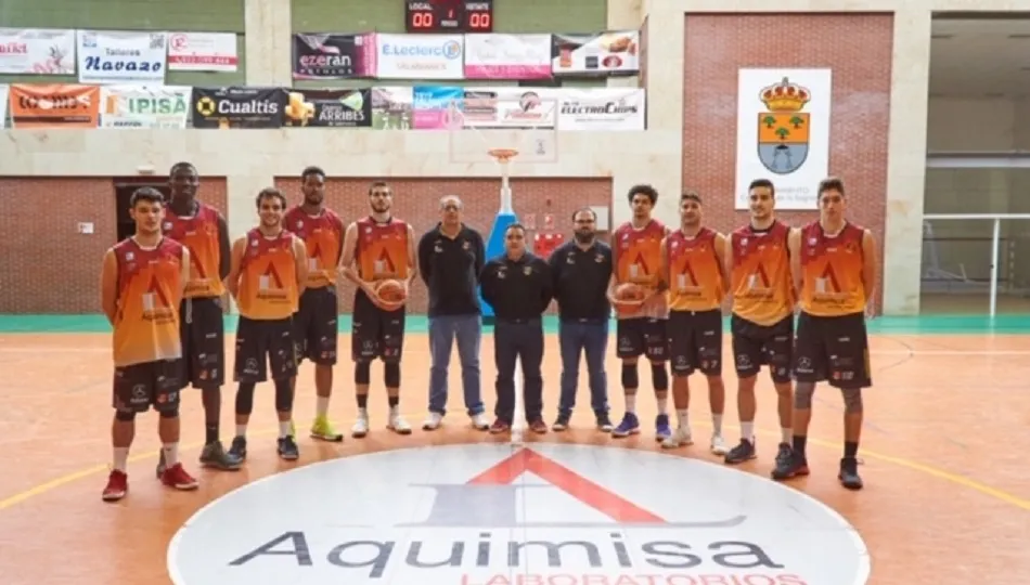 Plantilla y cuerpo técnico del equipo charro en el pabellón de Carbajosa.