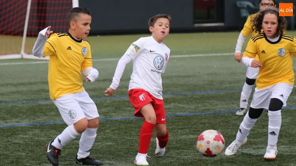 Dos jugadores del Salamanca UDS de Primera Benjamín presionan a un rival en el San Casto. Fotos: Alberto Martín