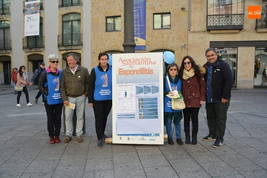 Foto 5 - ASEA conciencia sobre la Espondilitis Anquilosante con una mesa informativa en la plaza del Liceo   ...