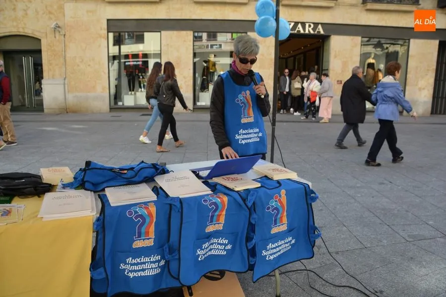 Foto 4 - ASEA conciencia sobre la Espondilitis Anquilosante con una mesa informativa en la plaza del Liceo   ...