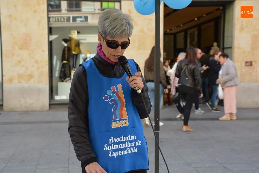 Foto 3 - ASEA conciencia sobre la Espondilitis Anquilosante con una mesa informativa en la plaza del Liceo   ...