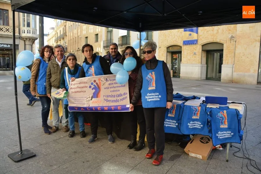 Foto 2 - ASEA conciencia sobre la Espondilitis Anquilosante con una mesa informativa en la plaza del Liceo   ...