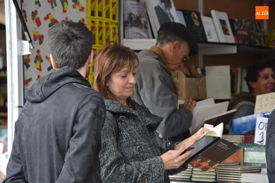 Foto 6 - 21 librer&iacute;as se dan cita en la Plaza Mayor para inaugurar la tradicional Feria Municipal del Libro ...