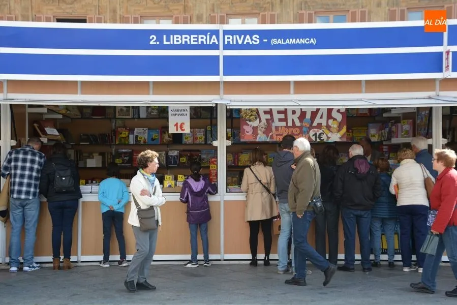 Foto 5 - 21 librer&iacute;as se dan cita en la Plaza Mayor para inaugurar la tradicional Feria Municipal del Libro ...