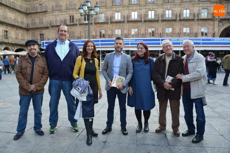 Foto 4 - 21 librer&iacute;as se dan cita en la Plaza Mayor para inaugurar la tradicional Feria Municipal del Libro ...
