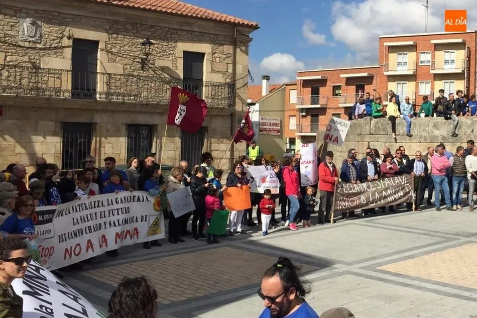 Foto 8 - En torno a 1.500 personas claman en Vitigudino: &ldquo;Salamanca ganadera no quiere ser minera&rdquo;  