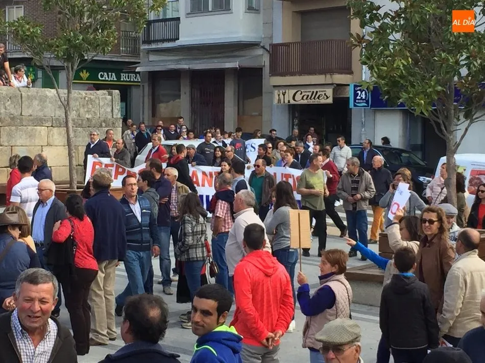 Foto 9 - En torno a 1.500 personas claman en Vitigudino: &ldquo;Salamanca ganadera no quiere ser minera&rdquo;  