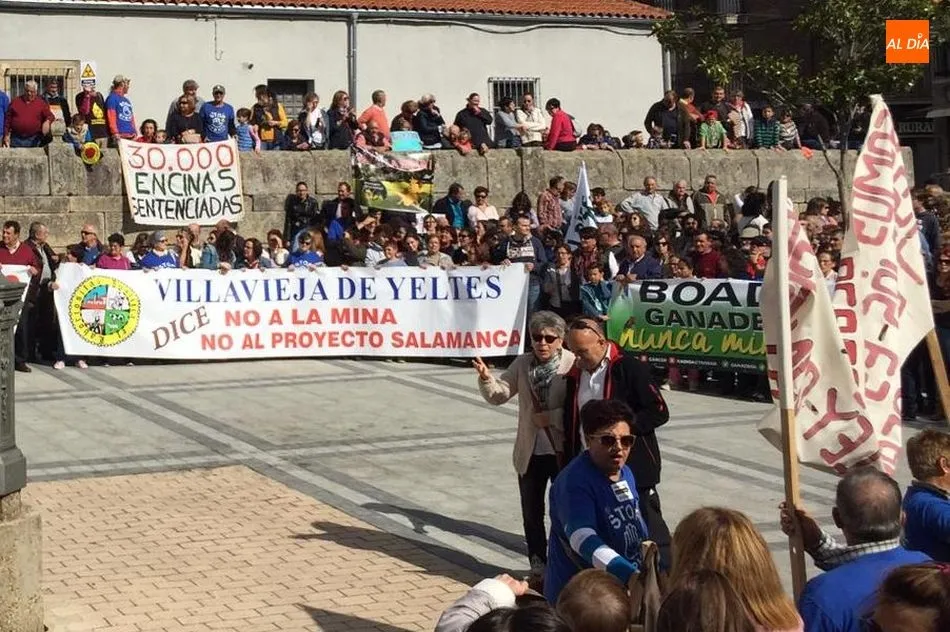 Foto 7 - En torno a 1.500 personas claman en Vitigudino: &ldquo;Salamanca ganadera no quiere ser minera&rdquo;  
