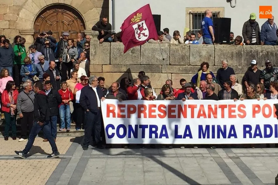 Foto 6 - En torno a 1.500 personas claman en Vitigudino: &ldquo;Salamanca ganadera no quiere ser minera&rdquo;  