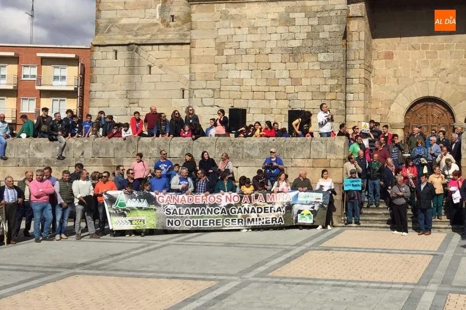 Foto 5 - En torno a 1.500 personas claman en Vitigudino: &ldquo;Salamanca ganadera no quiere ser minera&rdquo;  