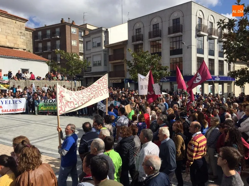 Foto 4 - En torno a 1.500 personas claman en Vitigudino: &ldquo;Salamanca ganadera no quiere ser minera&rdquo;  