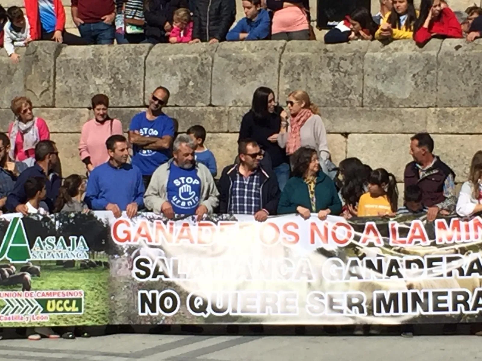 Foto 3 - En torno a 1.500 personas claman en Vitigudino: &ldquo;Salamanca ganadera no quiere ser minera&rdquo;  