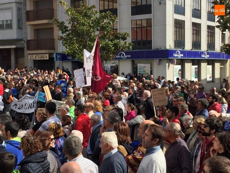 Foto 2 - En torno a 1.500 personas claman en Vitigudino: &ldquo;Salamanca ganadera no quiere ser minera&rdquo;  
