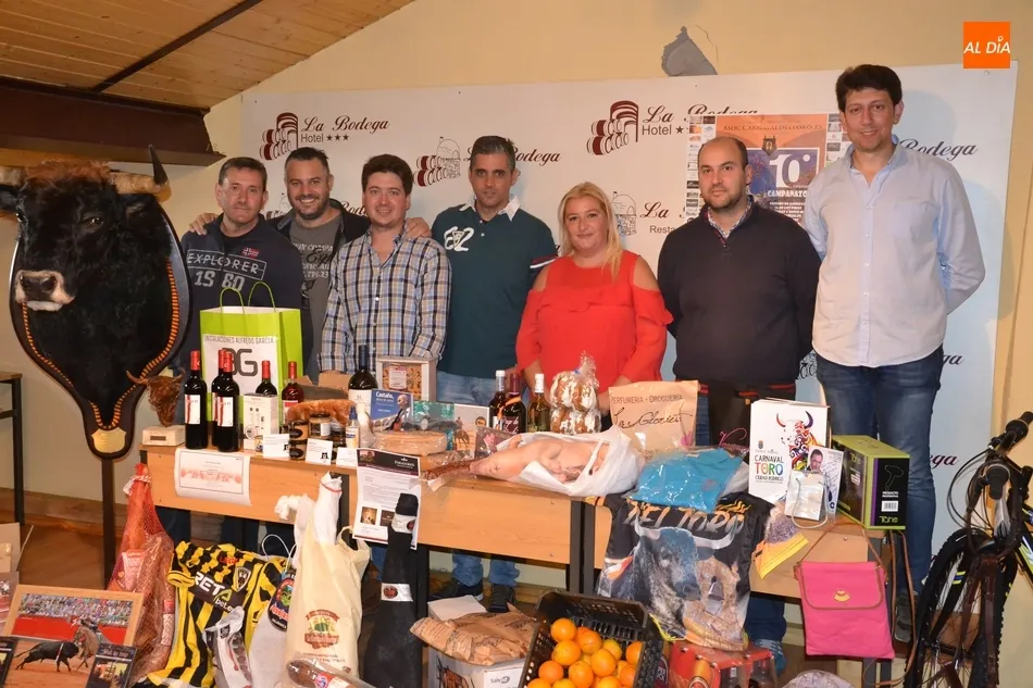 Foto 2 - El Carnaval 2018 llega a su final definitivo con la entrega de la Cesta del Antruejo  