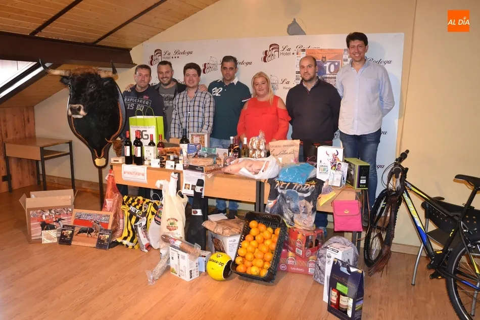 Foto 3 - El Carnaval 2018 llega a su final definitivo con la entrega de la Cesta del Antruejo  