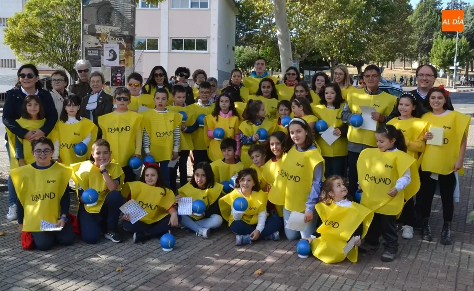 Los niños sacan a las calles las emblemáticas huchas del Domund  