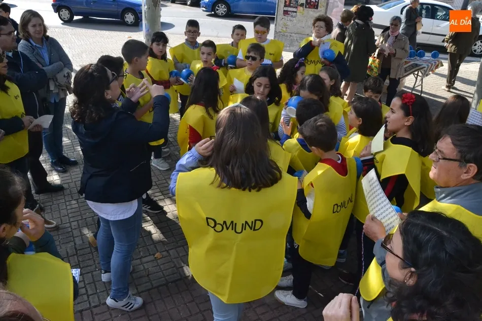 Foto 5 - Los ni&ntilde;os sacan a las calles las emblem&aacute;ticas huchas del Domund  
