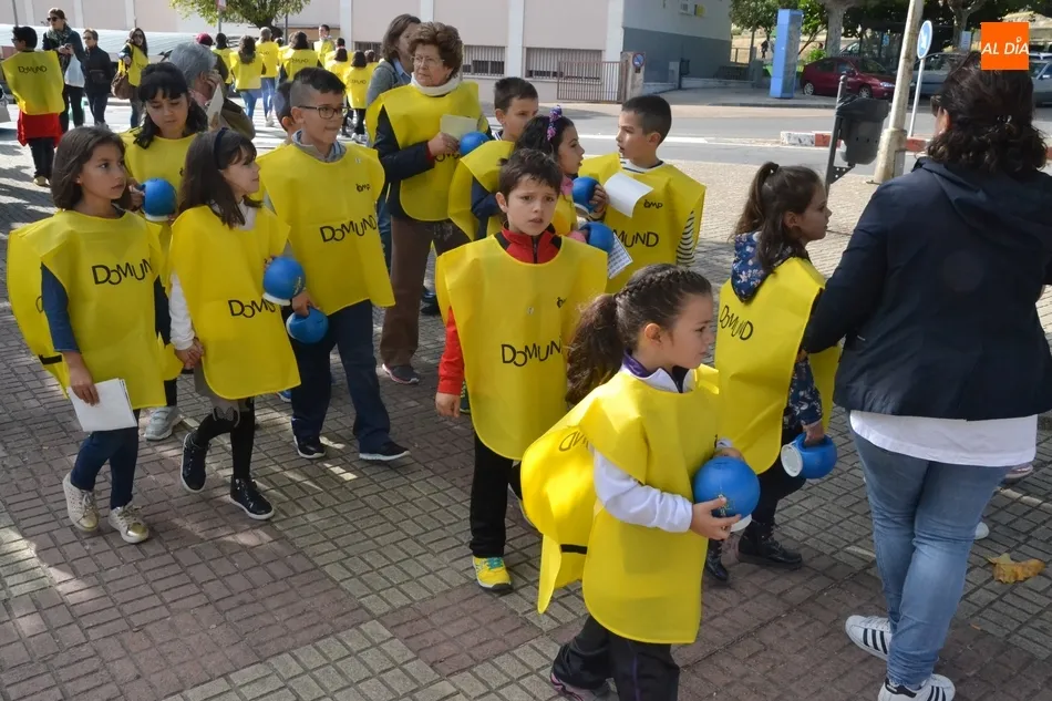 Foto 3 - Los ni&ntilde;os sacan a las calles las emblem&aacute;ticas huchas del Domund  