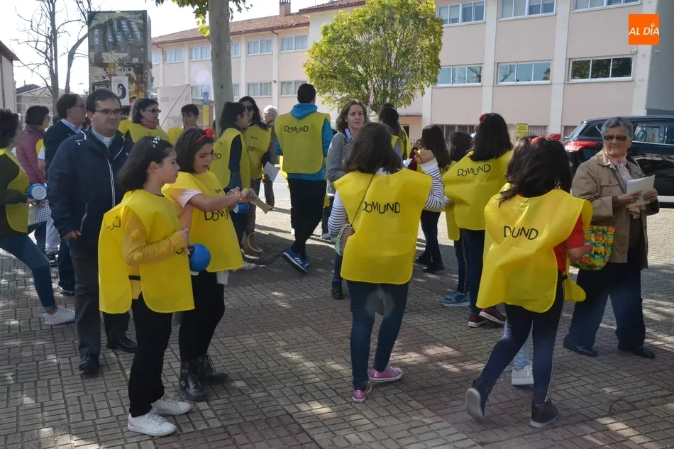 Foto 4 - Los ni&ntilde;os sacan a las calles las emblem&aacute;ticas huchas del Domund  