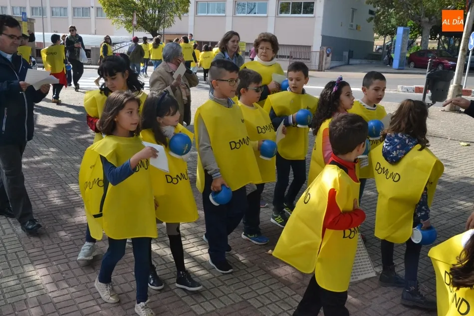 Foto 2 - Los ni&ntilde;os sacan a las calles las emblem&aacute;ticas huchas del Domund  