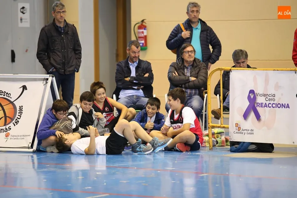 Foto 10 - Cientos de escolares disfrutan del basket en el recinto ferial con una nueva edici&oacute;n del Fanatic...