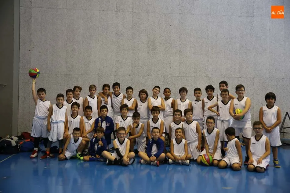 Foto 4 - Cientos de escolares disfrutan del basket en el recinto ferial con una nueva edici&oacute;n del Fanatic...