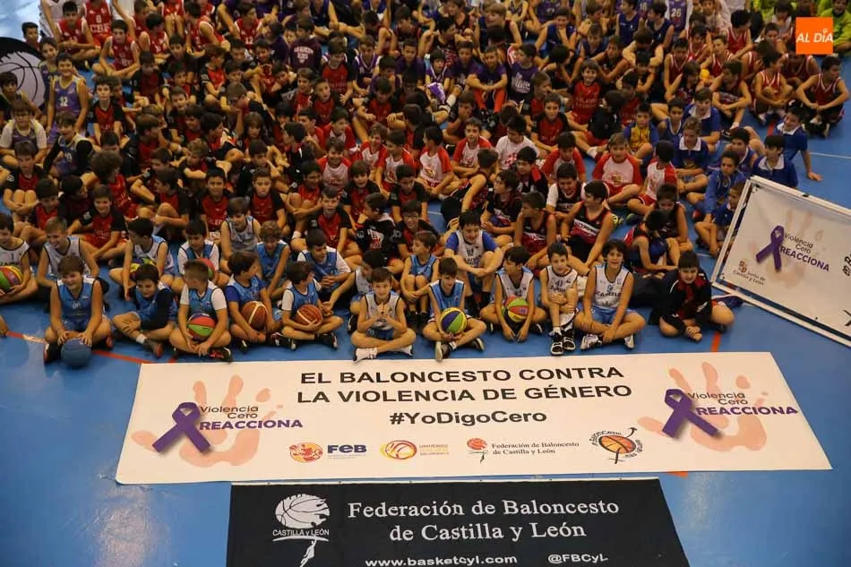 Foto 3 - Cientos de escolares disfrutan del basket en el recinto ferial con una nueva edici&oacute;n del Fanatic...