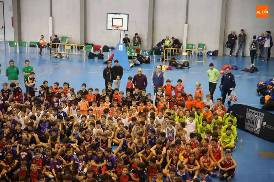 Foto 2 - Cientos de escolares disfrutan del basket en el recinto ferial con una nueva edici&oacute;n del Fanatic...