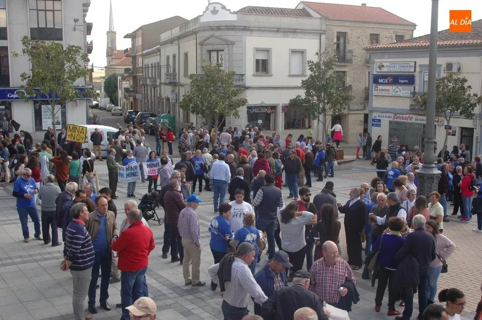 Foto 11 - En torno a 1.500 personas claman en Vitigudino: &ldquo;Salamanca ganadera no quiere ser minera&rdquo;  