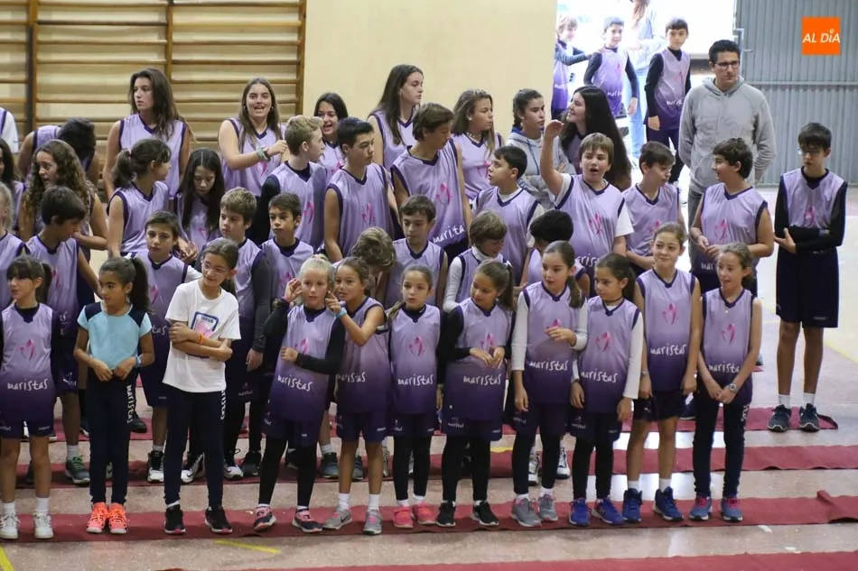 Foto 11 - Los equipos del CD Maristas se ponen de largo en una alegre presentaci&oacute;n ante familiares y amigos