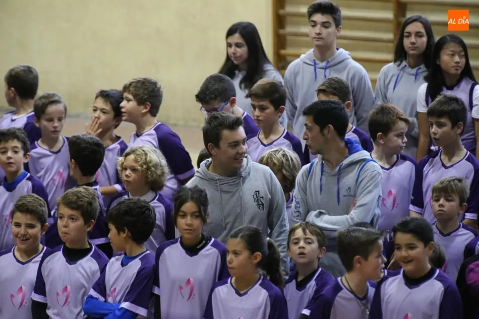 Foto 10 - Los equipos del CD Maristas se ponen de largo en una alegre presentaci&oacute;n ante familiares y amigos