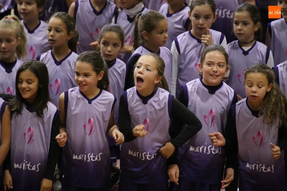 Foto 6 - Los equipos del CD Maristas se ponen de largo en una alegre presentaci&oacute;n ante familiares y amigos