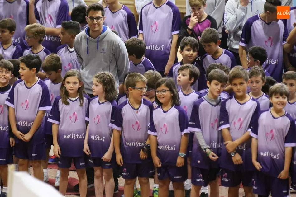 Foto 4 - Los equipos del CD Maristas se ponen de largo en una alegre presentaci&oacute;n ante familiares y amigos