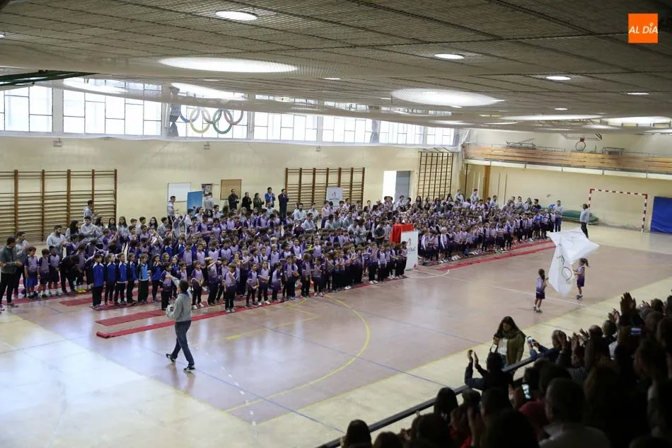 Foto 2 - Los equipos del CD Maristas se ponen de largo en una alegre presentaci&oacute;n ante familiares y amigos