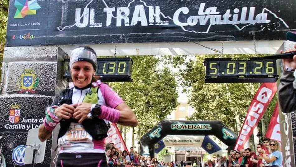 Azara García, llega a la meta durante el Ultral La Covatilla. / TRAILCYL