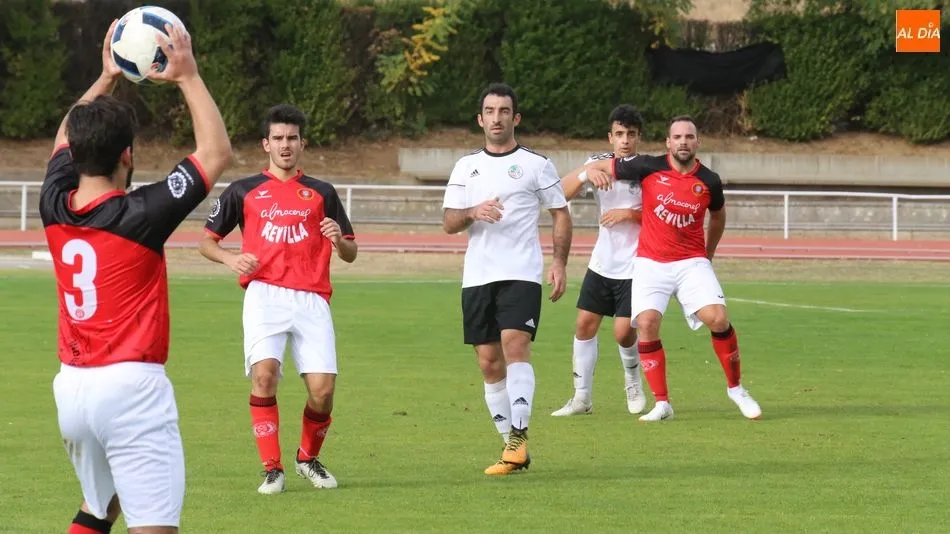 Un jugador del Béjar se dispone a sacar de banda en el transcurso del choque. Fotos: Alberto Martín