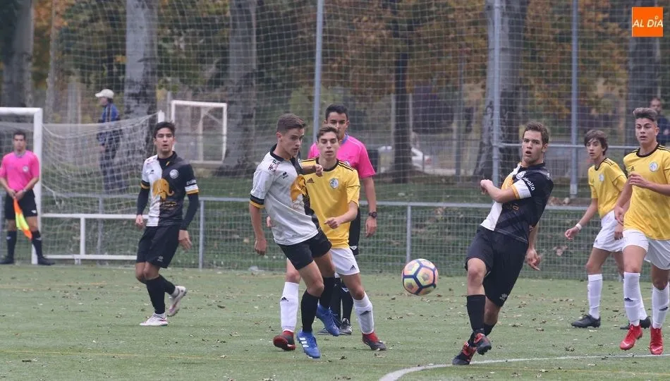 Una acción del derbi de Regional Juvenil entre Unionistas y Salamanca CF UDS. Fotos: Alberto Martín