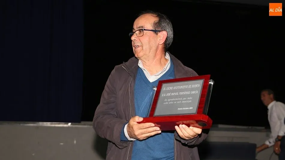 José Manuel Fernández muestra la placa entregada por el alcalde de Huerta