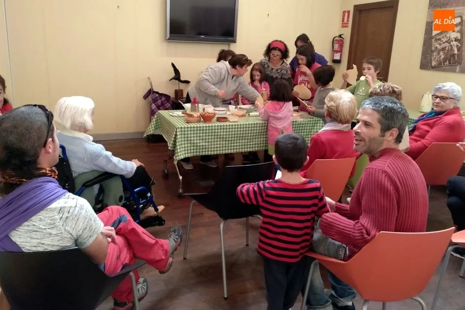 Foto 4 - Los ni&ntilde;os aprenden a elaborar dulces de almendra en la Casa del Parque Arribes de Sobradillo