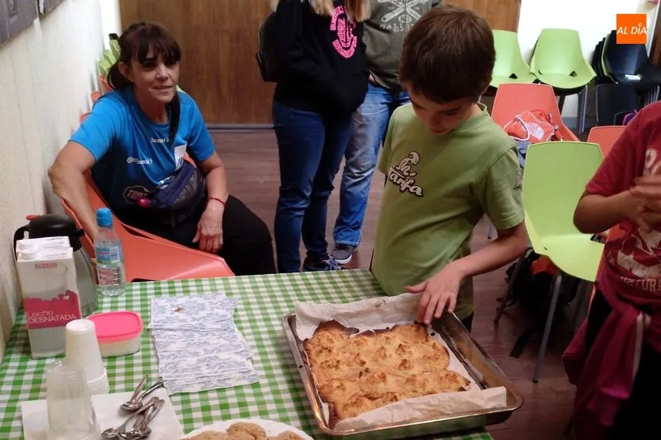 Foto 5 - Los ni&ntilde;os aprenden a elaborar dulces de almendra en la Casa del Parque Arribes de Sobradillo