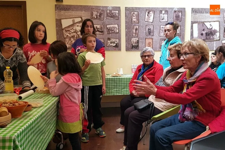 Foto 3 - Los ni&ntilde;os aprenden a elaborar dulces de almendra en la Casa del Parque Arribes de Sobradillo