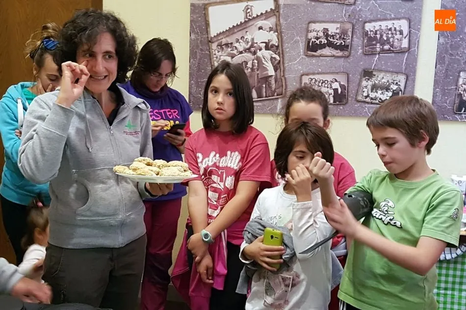 Foto 2 - Los ni&ntilde;os aprenden a elaborar dulces de almendra en la Casa del Parque Arribes de Sobradillo