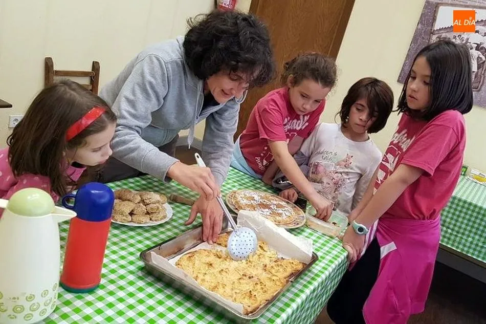 Los pequeños participaron en la elaboración de dulces con almendras / F. ARCO
