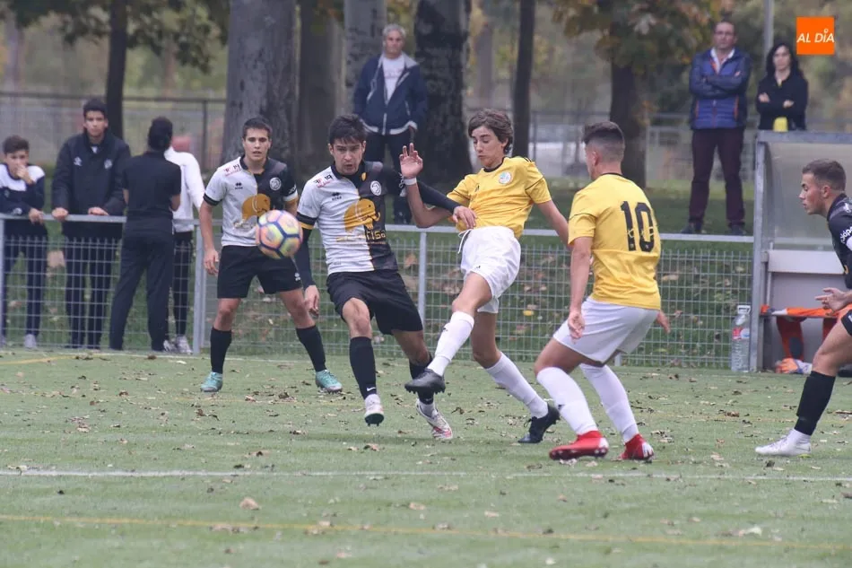 Foto 9 - El Salamanca UDS golea a Unionistas en el derbi de Regional Juvenil (1-4) y el Navega se impone al...
