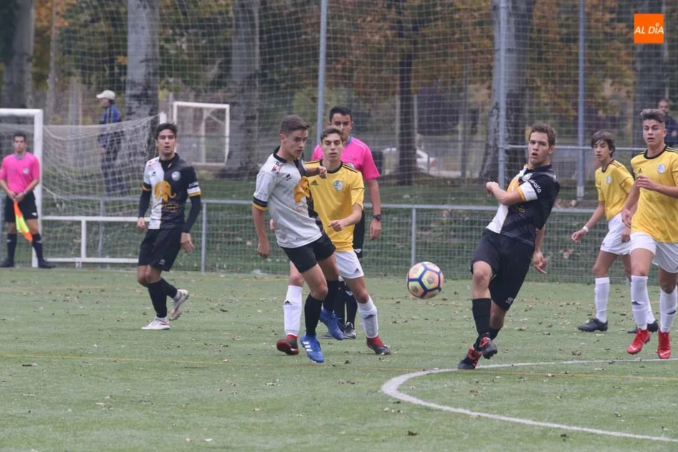Foto 8 - El Salamanca UDS golea a Unionistas en el derbi de Regional Juvenil (1-4) y el Navega se impone al...